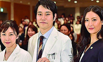竹内结子(左起)、松山研一在片场与木村拓哉大聊育儿经。右为菜菜绪。