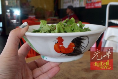 鸡公碗耐热,适合装热滚滚的汤食。