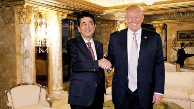 日本首相安倍晋三去年11月访美拜访特朗普。