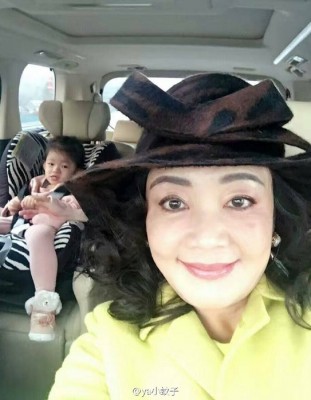 张兰(右)带大S女儿小玥儿出门玩耍。