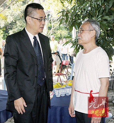 龚春森(左)慰问黄铁魂之程序3儿黄长希(右)。