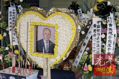 神州驻槟城总领事吴骏、神州驻马来西亚大而黄惠康、马来西亚二战历史研究会等敬花圈。