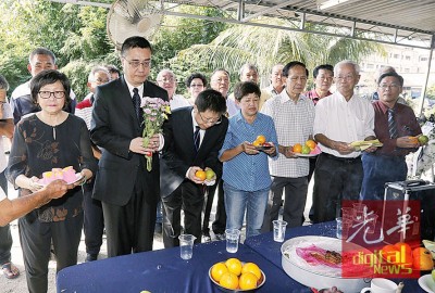 林秋雅(左起)、袭春森、刘鹏翔、陈莲花、邓如珍和和充足乡团代表向黄铁魂致祭 。