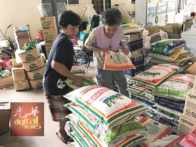 许桂玉与员工整理着社会人士捐献的食粮。