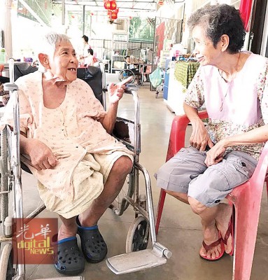 77岁李丽丽老婆婆盼望有生之年能与亲人相聚,重温在家过年的温馨。