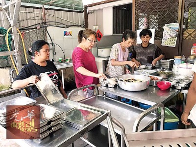 开心敬老苑工作人员分派食物。