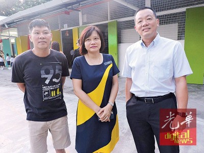公民一校门口走道出现一整排铁栏杆,影响学生进出和安全。