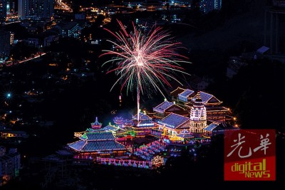远看亮灯后的极乐寺,有如一幅画。