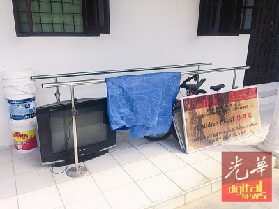 一般上回收中心所接受的回收物品包括纸张、塑料、铝制品、家具及电器等,不包含玻璃及垃圾。