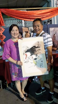 沈颖在本报春晚上画鸡,得到本报读者的赏识。