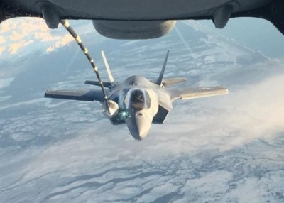 F-35B接受空中加油。