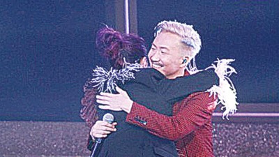 2人大方在台上拥抱。