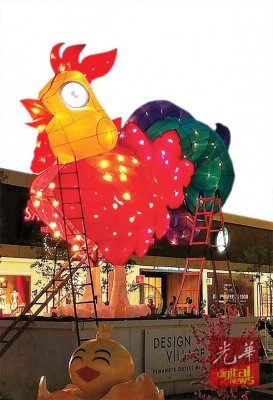 许智维及伙伴们日夜赶工,做Design Village“灯笼鸡”。