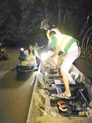 吉中区多支义务团体前往泰南重灾区分派干粮和食水给灾民。
