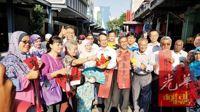 旺阿兹莎在吉灵万山买了一个母鸡下蛋摆设品和迷你风扇。