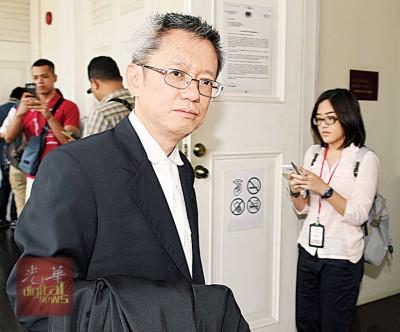 辩方代表律师梁伟宏在案件结束后步出法庭。