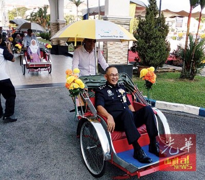 东北县警区总部用三轮车欢送阿都嘉化,祝他调任武吉安曼后一帆风顺。