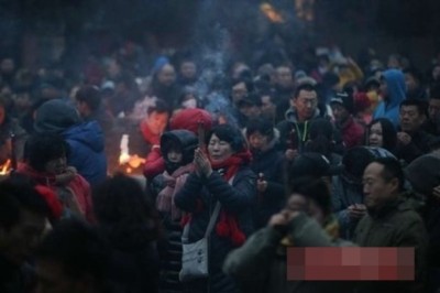 雍和宫善信双手合十祈福。(网上图片)