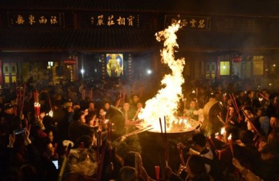峨眉山景区内的报国寺香火鼎盛。(中新社图片)
