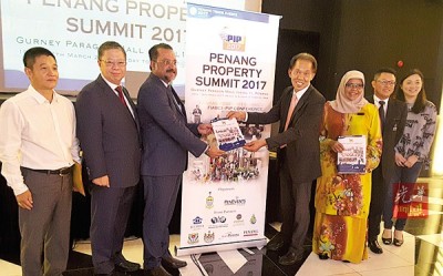 Penevents首席执行员王万祥与佳日星共同主持新闻发布会;左1为中华总商会董事拿督庄厥成、估价师倪传鹏,右起为汇华机构执行董事李慧芬、马来西亚房地产公会主席拿督杜进良及威省市政局主席拿督麦姆娜。