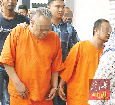 周二延扣到期的两名男子被警方带往法庭申请再延扣3天助查 。