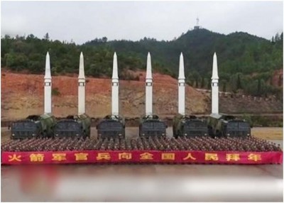 火箭军以6枚竖起的东风15导弹作背景,向中国人民拜年。