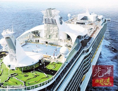 亚洲最大型国际邮轮“海洋水手号”,邮轮重量达13万8000吨,可容纳4000名船客。