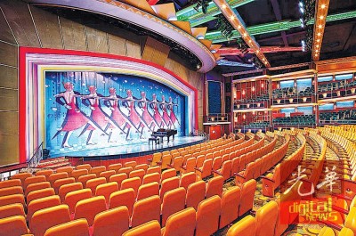 “海洋水手号”内宽敞的剧院。