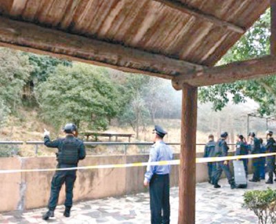 警方封锁现场调查。