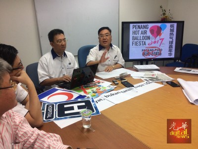 陈诠峰(右)在陈荣兴的陪同下指出,马华槟州联委会将会在2月3日第三届槟州热气球嘉年华展开前,将网上所收集的民意以备忘录的方式呈交给州政府。