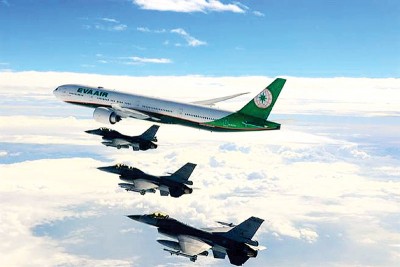 台湾空军派出战机升空伴航。