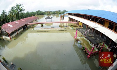 东海岸学校面临水灾问题,部分桌椅已损坏。