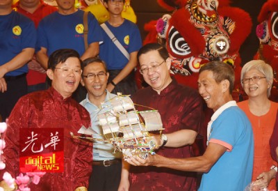 槟首长林冠英(右3)于曹观友(左)、率先副主任拿督拉昔(左2)同槟行政议员章瑛(右)伴随下,获赠“胜利”帆船。