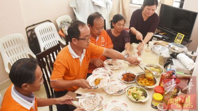 王淑莹母亲张菁心(右1)设素食午宴招待七里香。左起为王良进、许国川、彭炎丁及黄丽华。