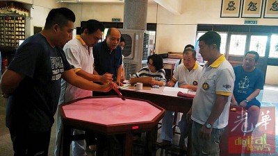 明立善阁理事会在祖师坛前开鸾,向祖师请示处理陈昱佑身后事,右为陈志树。