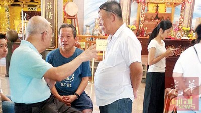 明立善阁实权顾问周协松(左)和总务王来顺(右)慰问陈志树。