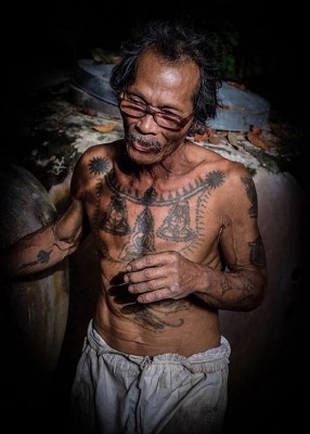伯伯说再苦再难,也不会放弃患病的妻子。