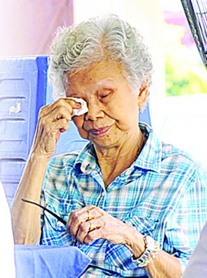 林亚国的母亲杨亚娇一时失去4名至亲,伤心不已。
