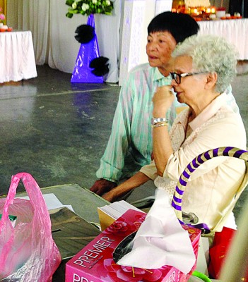 怡君的年迈祖母杨亚娇不时在丧府协助打点。
