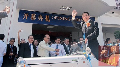 校方特别安排古董车载送今日正式退休的郑明华校长。