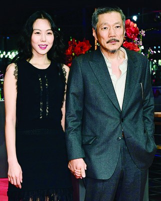 金敏喜与谱出不伦恋的人夫导演洪尚秀牵手走红毯。