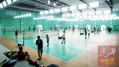 湖内市政厅体育馆羽球馆拥10个球场,林冠英形容,将给槟州栽培更多冠军!