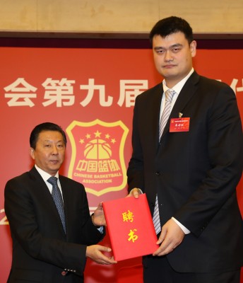 中国国家体育总局局长助理李颖川(左)为姚明颁发聘书。