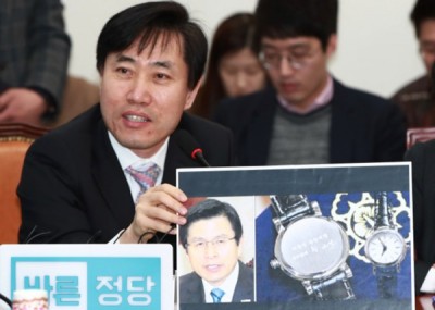 何泰强批评黄教安此举是将总统朴槿惠被弹劾一事当作“国家悲剧”来纪念。