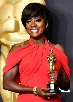 最佳女配角:Viola Davis 薇欧拉戴维斯以《藩篱》成为最佳女配角得主,拿下生涯首座小金人。