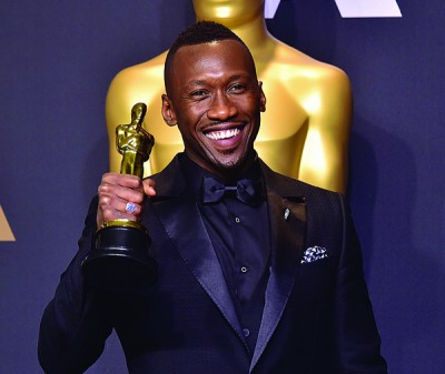 最佳男配角:Mahershala Ali 马赫夏拉阿里以《月光下的蓝色男孩》抱走最佳男配角奖座。