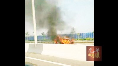 行驶中的士疑因引擎突然起火后,陷入火海。车内发现两具焦尸。