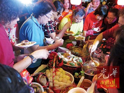民众为家乡美食而来,一尝家乡风味。