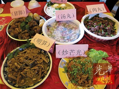(左)福建家乡菜。(右)客家风味美食,少不了梅菜扣肉、黄酒鸡和酿豆腐。