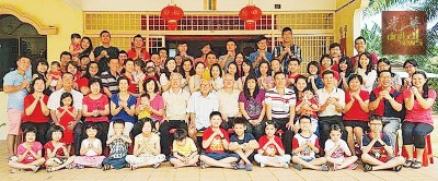 陈清水在农历新年期与家人摄下的全家福。